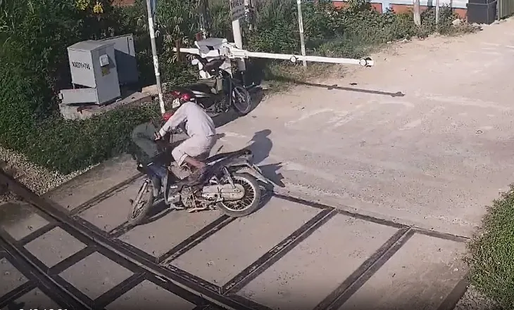 Nữ công nhân đường sắt cứu người khỏi tai nạn - Ảnh 1. Nữ công nhân đường sắt cứu người khỏi tai nạn - Ảnh 1.