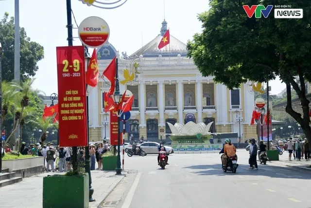 Phố phường Hà Nội tưng bừng cờ hoa chào mừng Quốc khánh 2/9 - Ảnh 8. Phố phường Hà Nội tưng bừng cờ hoa chào mừng Quốc khánh 2/9 - Ảnh 8.