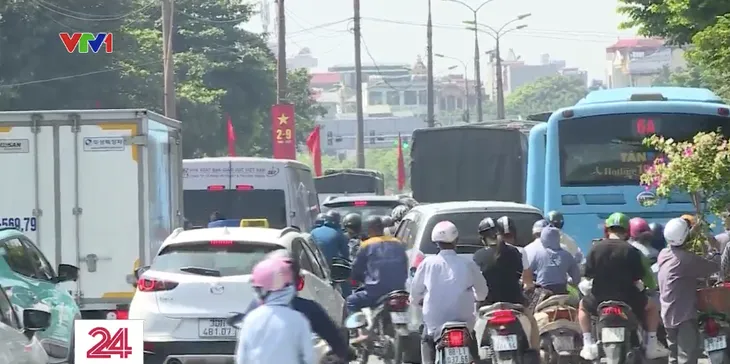 Giao thông Hà Nội trong ngày đầu nghỉ lễ 2/9: Nơi thông thoáng, chỗ ùn tắc - Ảnh 1. Giao thông Hà Nội trong ngày đầu nghỉ lễ 2/9: Nơi thông thoáng, chỗ ùn tắc - Ảnh 1.