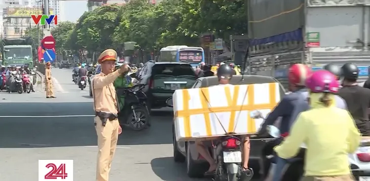 Giao thông Hà Nội trong ngày đầu nghỉ lễ 2/9: Nơi thông thoáng, chỗ ùn tắc - Ảnh 3. Giao thông Hà Nội trong ngày đầu nghỉ lễ 2/9: Nơi thông thoáng, chỗ ùn tắc - Ảnh 3.