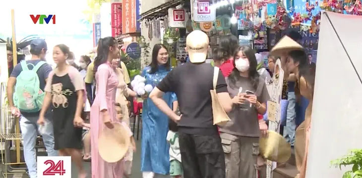 Nhiều người dân lựa chọn các khu vui chơi ở trung tâm TP Hồ Chí Minh - Ảnh 1. Nhiều người dân lựa chọn các khu vui chơi ở trung tâm TP Hồ Chí Minh - Ảnh 1.