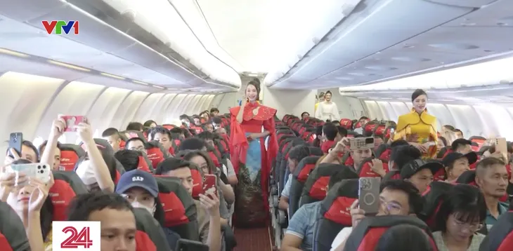 Tiếp viên hàng không trình diễn áo dài trên những chuyến bay dịp 2/9 - Ảnh 1. Tiếp viên hàng không trình diễn áo dài trên những chuyến bay dịp 2/9 - Ảnh 1.