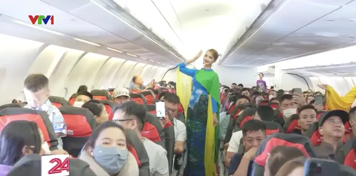 Tiếp viên hàng không trình diễn áo dài trên những chuyến bay dịp 2/9 - Ảnh 2. Tiếp viên hàng không trình diễn áo dài trên những chuyến bay dịp 2/9 - Ảnh 2.