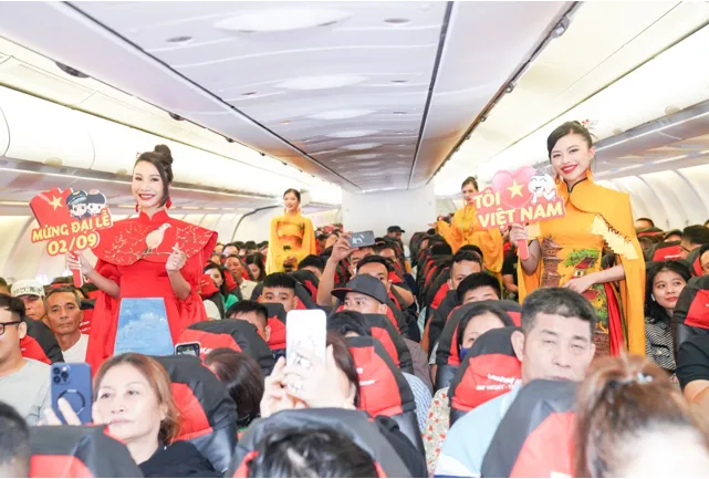 Rộn ràng hình ảnh cờ đỏ sao vàng trên những chuyến bay Vietjet dịp 2/9 - Ảnh 7. Rộn ràng hình ảnh cờ đỏ sao vàng trên những chuyến bay Vietjet dịp 2/9 - Ảnh 7.