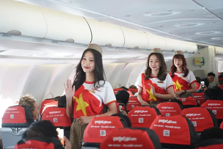Rộn ràng hình ảnh cờ đỏ sao vàng trên những chuyến bay Vietjet dịp 2/9 - Ảnh 4. Rộn ràng hình ảnh cờ đỏ sao vàng trên những chuyến bay Vietjet dịp 2/9 - Ảnh 4.