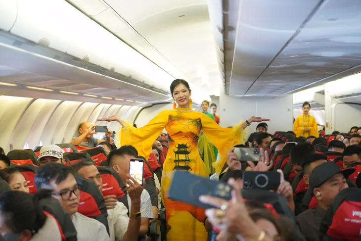 Rộn ràng hình ảnh cờ đỏ sao vàng trên những chuyến bay Vietjet dịp 2/9 - Ảnh 11. Rộn ràng hình ảnh cờ đỏ sao vàng trên những chuyến bay Vietjet dịp 2/9 - Ảnh 11.