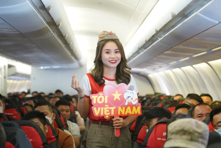 Rộn ràng hình ảnh cờ đỏ sao vàng trên những chuyến bay Vietjet dịp 2/9 - Ảnh 5. Rộn ràng hình ảnh cờ đỏ sao vàng trên những chuyến bay Vietjet dịp 2/9 - Ảnh 5.