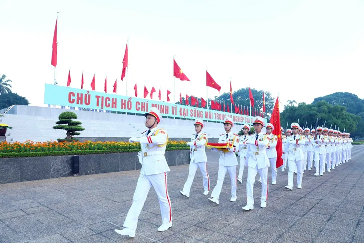Khoảng 30.000 người vào lăng viếng Chủ tịch Hồ Chí Minh - Ảnh 3.