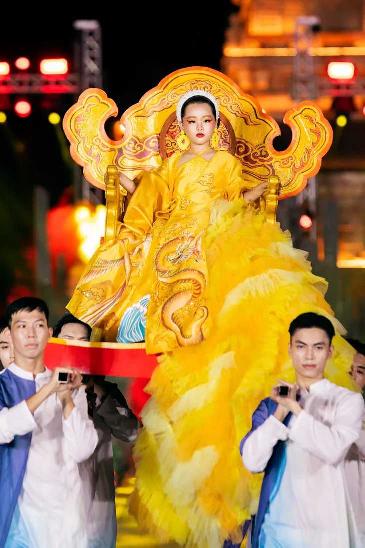 Dàn Hoa hậu, Á hậu trình diễn thời trang Tinh hoa cố đô - Ảnh 4. Dàn Hoa hậu, Á hậu trình diễn thời trang Tinh hoa cố đô - Ảnh 4.