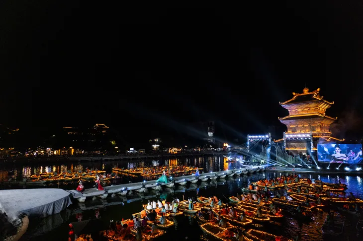 Dàn Hoa hậu, Á hậu trình diễn thời trang Tinh hoa cố đô - Ảnh 2. Dàn Hoa hậu, Á hậu trình diễn thời trang Tinh hoa cố đô - Ảnh 2.