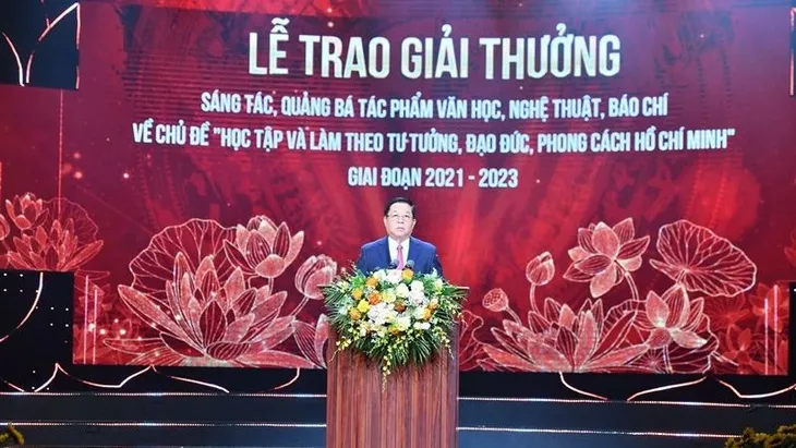 Trao giải tác phẩm về học tập và làm theo Bác - Ảnh 4. Trao giải tác phẩm về học tập và làm theo Bác - Ảnh 4.