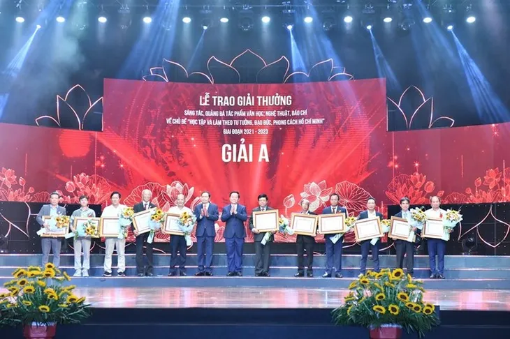 Trao giải tác phẩm về học tập và làm theo Bác - Ảnh 2. Trao giải tác phẩm về học tập và làm theo Bác - Ảnh 2.