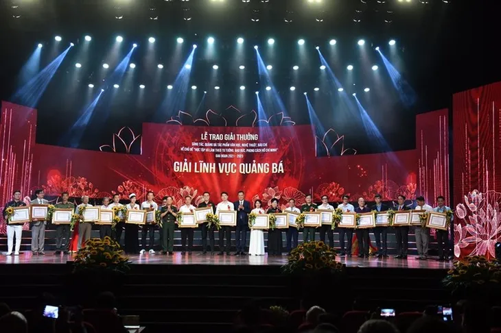 Trao giải tác phẩm về học tập và làm theo Bác - Ảnh 3. Trao giải tác phẩm về học tập và làm theo Bác - Ảnh 3.