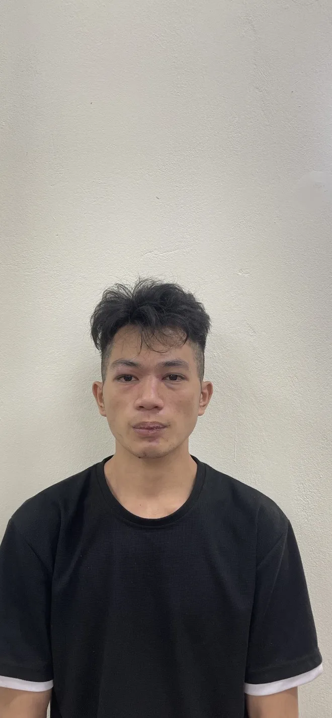 Nghi phạm cướp tiệm vàng giữa ban ngày tại Hà Nội khai gì? - Ảnh 1. Nghi phạm cướp tiệm vàng giữa ban ngày tại Hà Nội khai gì? - Ảnh 1.