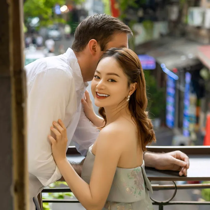 Lan Phương cùng chồng chụp ảnh kỉ niệm tại Hà Nội - Ảnh 1. Lan Phương cùng chồng chụp ảnh kỉ niệm tại Hà Nội - Ảnh 1.