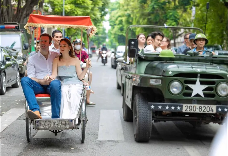 Lan Phương cùng chồng chụp ảnh kỉ niệm tại Hà Nội - Ảnh 9. Lan Phương cùng chồng chụp ảnh kỉ niệm tại Hà Nội - Ảnh 9.