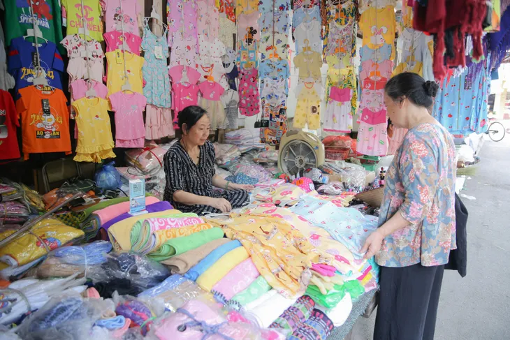 Thanh toán QR code trong các khu chợ truyền thống - Ảnh 4. Thanh toán QR code trong các khu chợ truyền thống - Ảnh 4.
