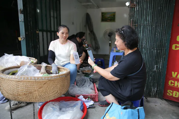 Thanh toán QR code trong các khu chợ truyền thống - Ảnh 7. Thanh toán QR code trong các khu chợ truyền thống - Ảnh 7.