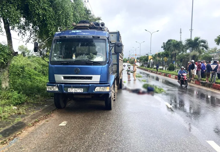 Kon Tum: Va chạm với xe ô tô tải, hai vợ chồng tử vong tại chỗ - Ảnh 1. Kon Tum: Va chạm với xe ô tô tải, hai vợ chồng tử vong tại chỗ - Ảnh 1.