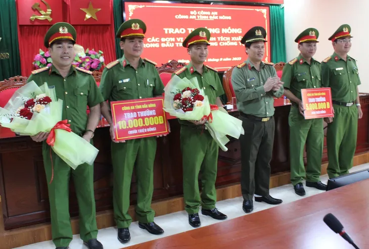 Công an Đắk Nông triệt phá vụ mua bán ma túy, thu giữ 3 bánh heroin - Ảnh 1. Công an Đắk Nông triệt phá vụ mua bán ma túy, thu giữ 3 bánh heroin - Ảnh 1.