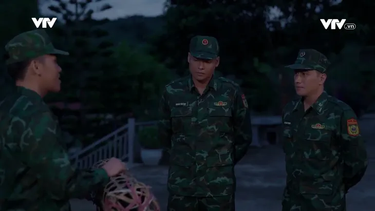 Cuộc chiến không giới tuyến - Tập 2: Đồn trưởng biên phòng đẹp trai, tài giỏi bị vợ phản bội - Ảnh 10. Cuộc chiến không giới tuyến - Tập 2: Đồn trưởng biên phòng đẹp trai, tài giỏi bị vợ phản bội - Ảnh 10.