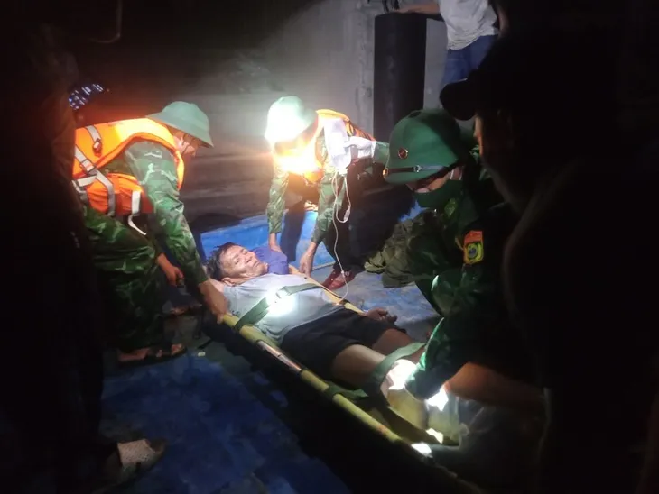 Quảng Bình: Cấp cứu kịp thời ngư dân bị tai nạn lao động trên biển - Ảnh 1. Quảng Bình: Cấp cứu kịp thời ngư dân bị tai nạn lao động trên biển - Ảnh 1.