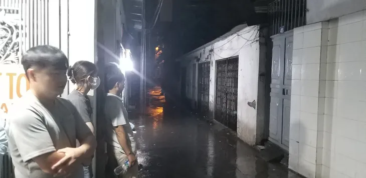 Hà Nội: Cháy nhà ở Khương Hạ giữa đêm - Ảnh 2. Hà Nội: Cháy nhà ở Khương Hạ giữa đêm - Ảnh 2.