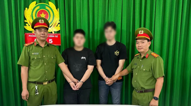 Công an TP Hồ Chí Minh triệt phá sòng Poker tại chung cư cao cấp - Ảnh 2. Công an TP Hồ Chí Minh triệt phá sòng Poker tại chung cư cao cấp - Ảnh 2.