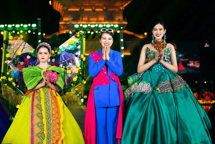 Mẫu nhí Gia Hân sải bước trên sàn diễn cùng Hoa hậu Đỗ Thị Hà - Ảnh 1.