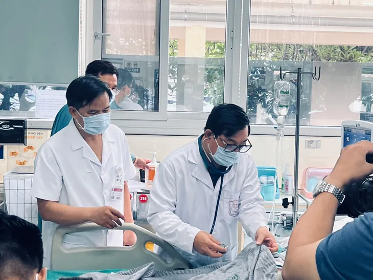 Tích cực cứu chữa các nạn nhân vụ cháy chung cư mini tại quận Thanh Xuân, Hà Nội - Ảnh 3.