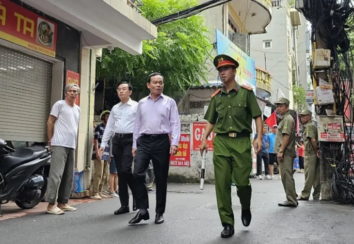 Phó Thủ tướng Trần Lưu Quang đến hiện trường chỉ đạo khắc phục hậu quả vụ cháy chung cư mini - Ảnh 1. Phó Thủ tướng Trần Lưu Quang đến hiện trường chỉ đạo khắc phục hậu quả vụ cháy chung cư mini - Ảnh 1.