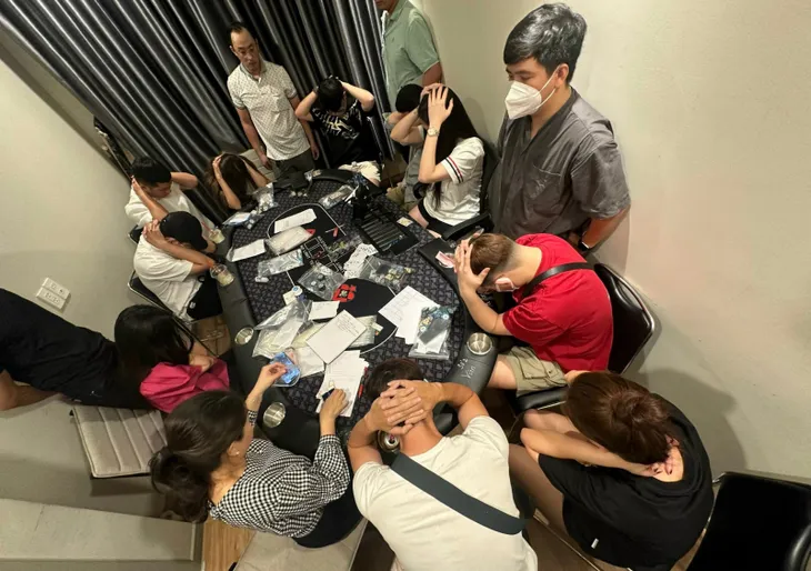 Công an TP Hồ Chí Minh triệt phá sòng Poker tại chung cư cao cấp - Ảnh 1. Công an TP Hồ Chí Minh triệt phá sòng Poker tại chung cư cao cấp - Ảnh 1.