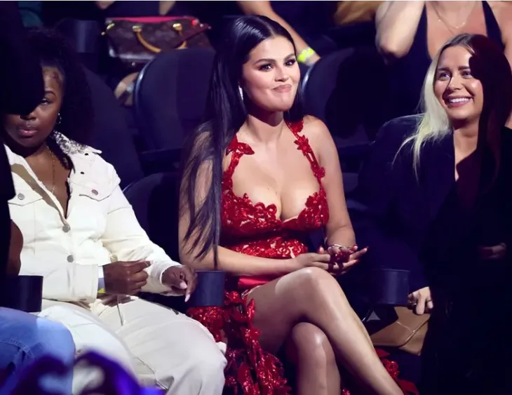 Phản ứng của Selena Gomez tại VMAs 2023 gây tranh cãi - Ảnh 1. Phản ứng của Selena Gomez tại VMAs 2023 gây tranh cãi - Ảnh 1.