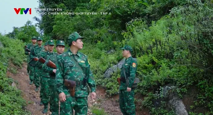 Cuộc chiến không giới tuyến - Tập 4: Trưởng đồn Trung nghi ngờ ông Hề buôn ma túy - Ảnh 3. Cuộc chiến không giới tuyến - Tập 4: Trưởng đồn Trung nghi ngờ ông Hề buôn ma túy - Ảnh 3.