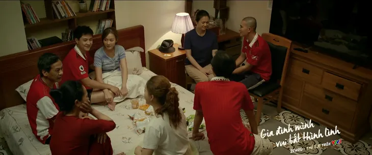 Gia đình mình vui bất thình lình - Tập 55: Công đọc xong di thư, bố Toại bất ngờ hôn mẹ Cúc - Ảnh 6. Gia đình mình vui bất thình lình - Tập 55: Công đọc xong di thư, bố Toại bất ngờ hôn mẹ Cúc - Ảnh 6.