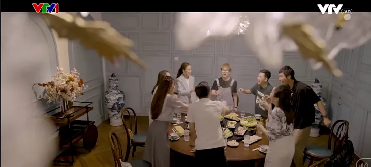 Hoàng Thùy Linh kết đôi Nhan Phúc Vinh trong phim giờ vàng - Ảnh 9. Hoàng Thùy Linh kết đôi Nhan Phúc Vinh trong phim giờ vàng - Ảnh 9.