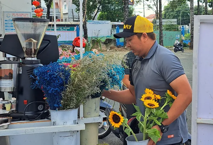 Xe cà phê ‘vừa có hoa, vừa có niềm vui’ ở Sài Gòn - Ảnh 5. Xe cà phê ‘vừa có hoa, vừa có niềm vui’ ở Sài Gòn - Ảnh 5.