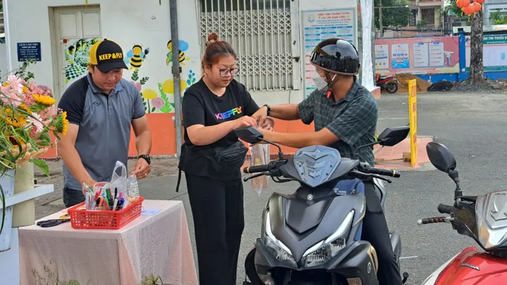 Xe cà phê ‘vừa có hoa, vừa có niềm vui’ ở Sài Gòn - Ảnh 2. Xe cà phê ‘vừa có hoa, vừa có niềm vui’ ở Sài Gòn - Ảnh 2.