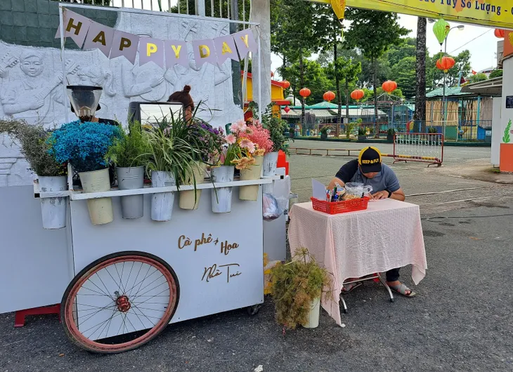 Xe cà phê ‘vừa có hoa, vừa có niềm vui’ ở Sài Gòn - Ảnh 1. Xe cà phê ‘vừa có hoa, vừa có niềm vui’ ở Sài Gòn - Ảnh 1.