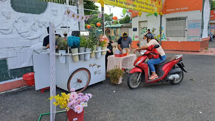 Xe cà phê ‘vừa có hoa, vừa có niềm vui’ ở Sài Gòn - Ảnh 6. Xe cà phê ‘vừa có hoa, vừa có niềm vui’ ở Sài Gòn - Ảnh 6.