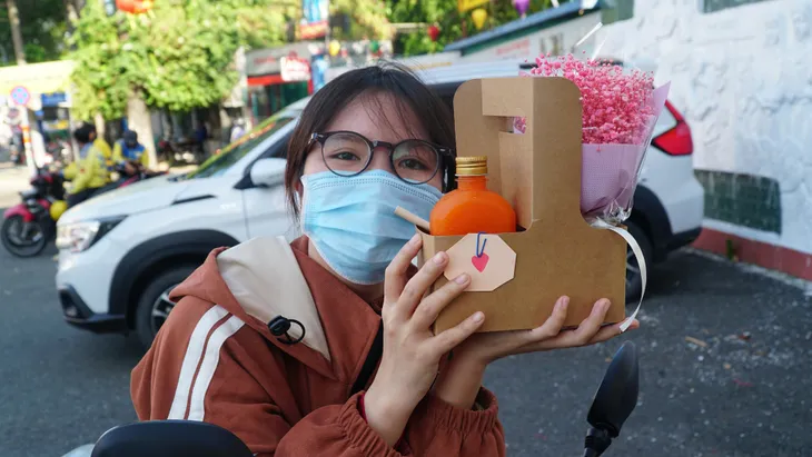 Xe cà phê ‘vừa có hoa, vừa có niềm vui’ ở Sài Gòn - Ảnh 8. Xe cà phê ‘vừa có hoa, vừa có niềm vui’ ở Sài Gòn - Ảnh 8.