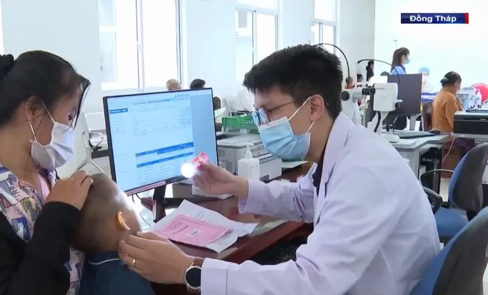 Bệnh đau mắt đỏ gây nhiều biến chứng - Ảnh 2. Bệnh đau mắt đỏ gây nhiều biến chứng - Ảnh 2.