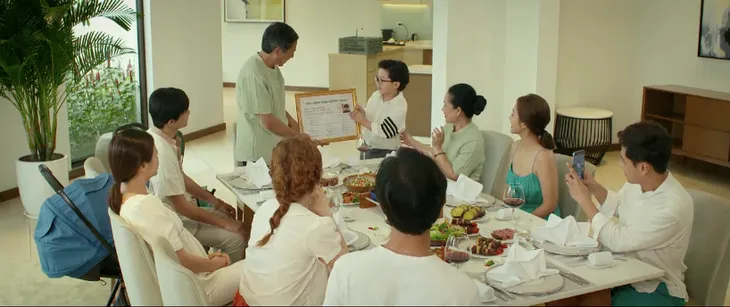 Gia đình mình vui bất thình lình - Tập cuối: Long tự hào khoe gia đình hạnh phúc trong lễ trưởng thành - Ảnh 1. Gia đình mình vui bất thình lình - Tập cuối: Long tự hào khoe gia đình hạnh phúc trong lễ trưởng thành - Ảnh 1.