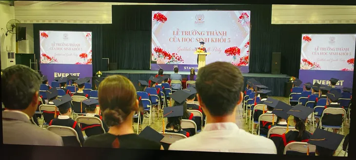 Gia đình mình vui bất thình lình - Tập cuối: Long tự hào khoe gia đình hạnh phúc trong lễ trưởng thành - Ảnh 10. Gia đình mình vui bất thình lình - Tập cuối: Long tự hào khoe gia đình hạnh phúc trong lễ trưởng thành - Ảnh 10.