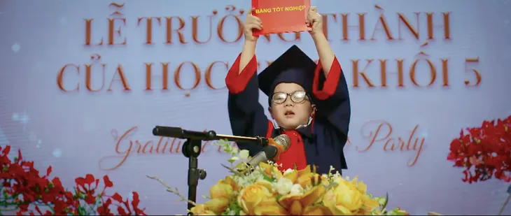 Gia đình mình vui bất thình lình - Tập cuối: Long tự hào khoe gia đình hạnh phúc trong lễ trưởng thành - Ảnh 15. Gia đình mình vui bất thình lình - Tập cuối: Long tự hào khoe gia đình hạnh phúc trong lễ trưởng thành - Ảnh 15.