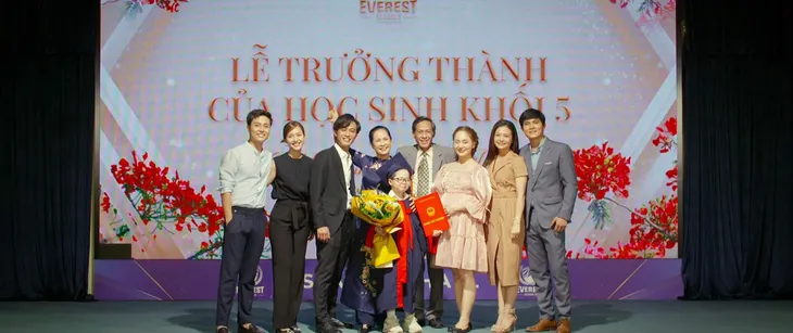 Gia đình mình vui bất thình lình - Tập cuối: Long tự hào khoe gia đình hạnh phúc trong lễ trưởng thành - Ảnh 16. Gia đình mình vui bất thình lình - Tập cuối: Long tự hào khoe gia đình hạnh phúc trong lễ trưởng thành - Ảnh 16.