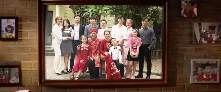 Gia đình mình vui bất thình lình - Tập cuối: Long tự hào khoe gia đình hạnh phúc trong lễ trưởng thành - Ảnh 18. Gia đình mình vui bất thình lình - Tập cuối: Long tự hào khoe gia đình hạnh phúc trong lễ trưởng thành - Ảnh 18.