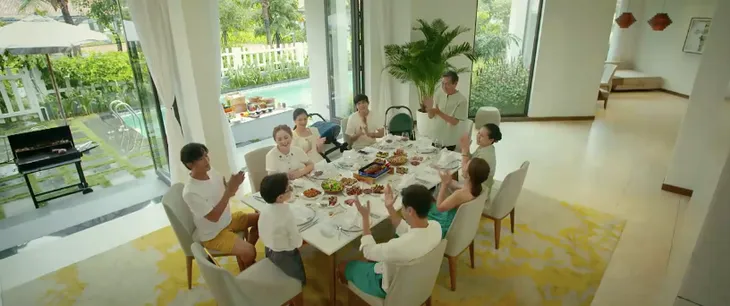 Gia đình mình vui bất thình lình - Tập cuối: Long tự hào khoe gia đình hạnh phúc trong lễ trưởng thành - Ảnh 3. Gia đình mình vui bất thình lình - Tập cuối: Long tự hào khoe gia đình hạnh phúc trong lễ trưởng thành - Ảnh 3.