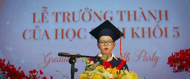 Gia đình mình vui bất thình lình - Tập cuối: Long tự hào khoe gia đình hạnh phúc trong lễ trưởng thành - Ảnh 9. Gia đình mình vui bất thình lình - Tập cuối: Long tự hào khoe gia đình hạnh phúc trong lễ trưởng thành - Ảnh 9.