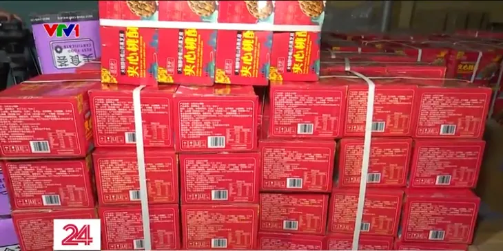 Triệt phá kho hàng thu giữ hơn 1 tấn bánh kẹo nhập lậu trước mùa Trung thu - Ảnh 5.